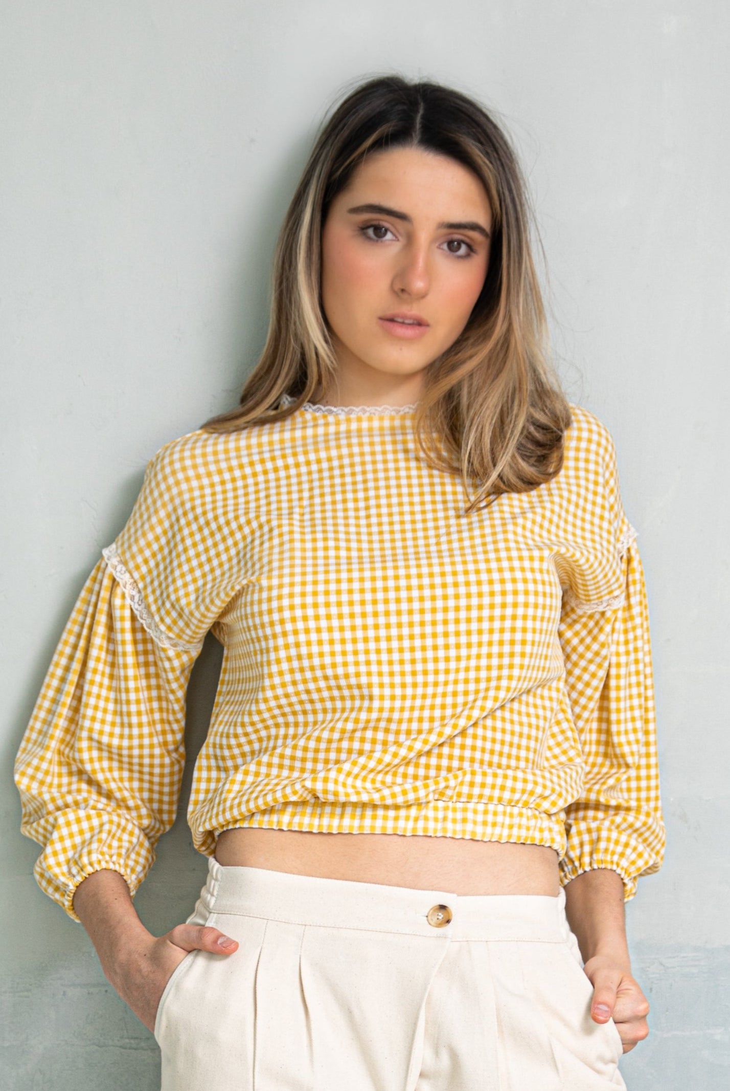 blusa vichy amarillo con detalles de encaje estilo retro