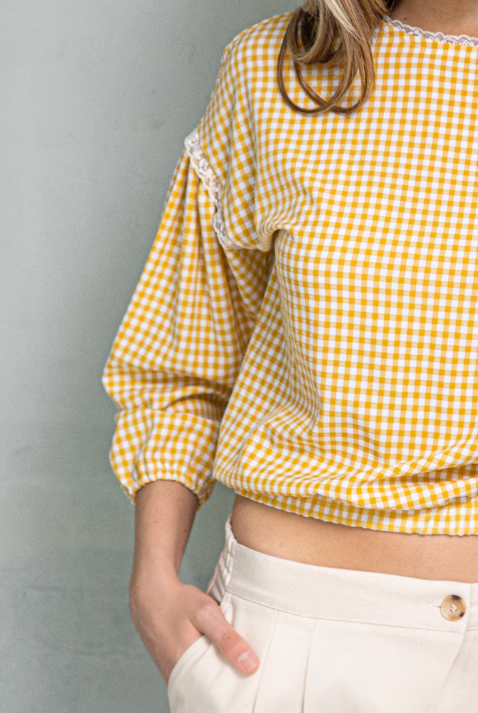 blusa vichy amarillo con detalles de encaje estilo retro