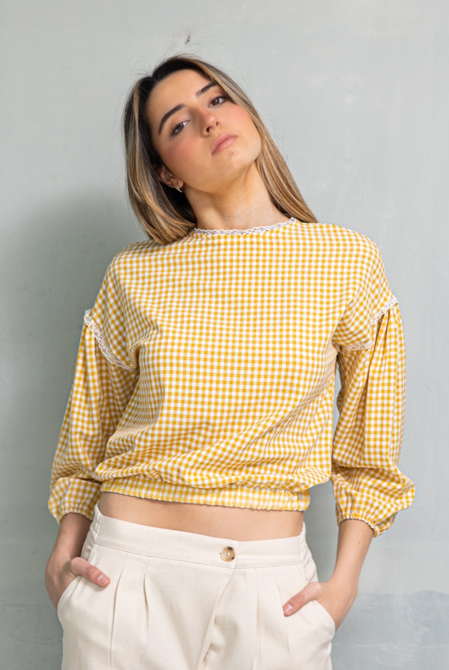 blusa vichy amarillo con detalles de encaje estilo retro