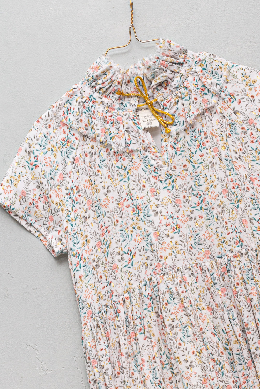 Vestido de ceremonia para niña en viscosa de flores y puntos dorados. para bautizo boda o comunion