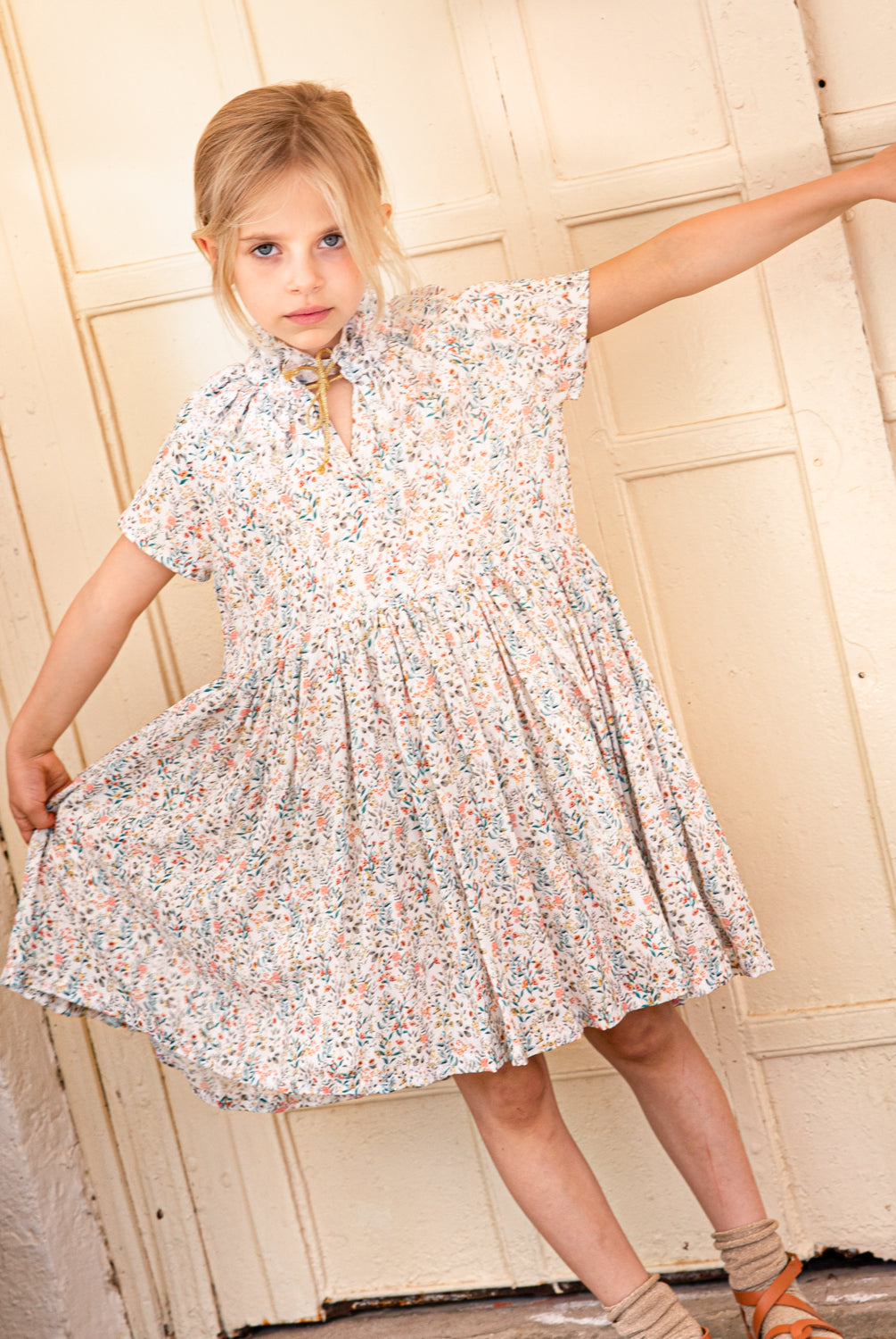 Vestido de ceremonia para niña en viscosa de flores y puntos dorados. para bautizo boda o comunion