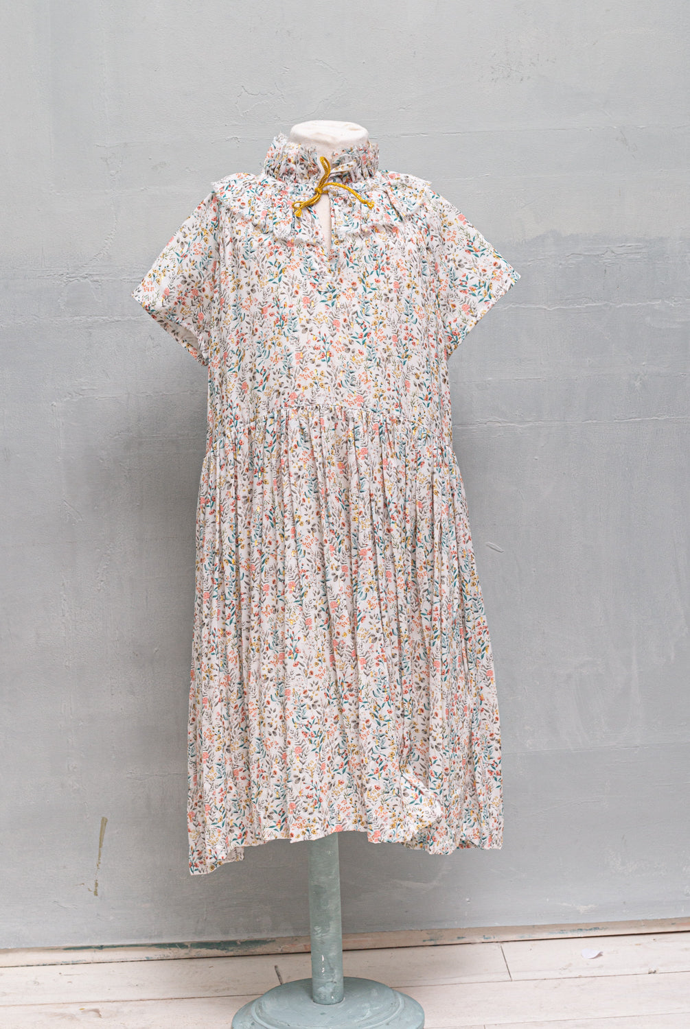 Vestido de ceremonia para niña en viscosa de flores y puntos dorados. para bautizo boda o comunion