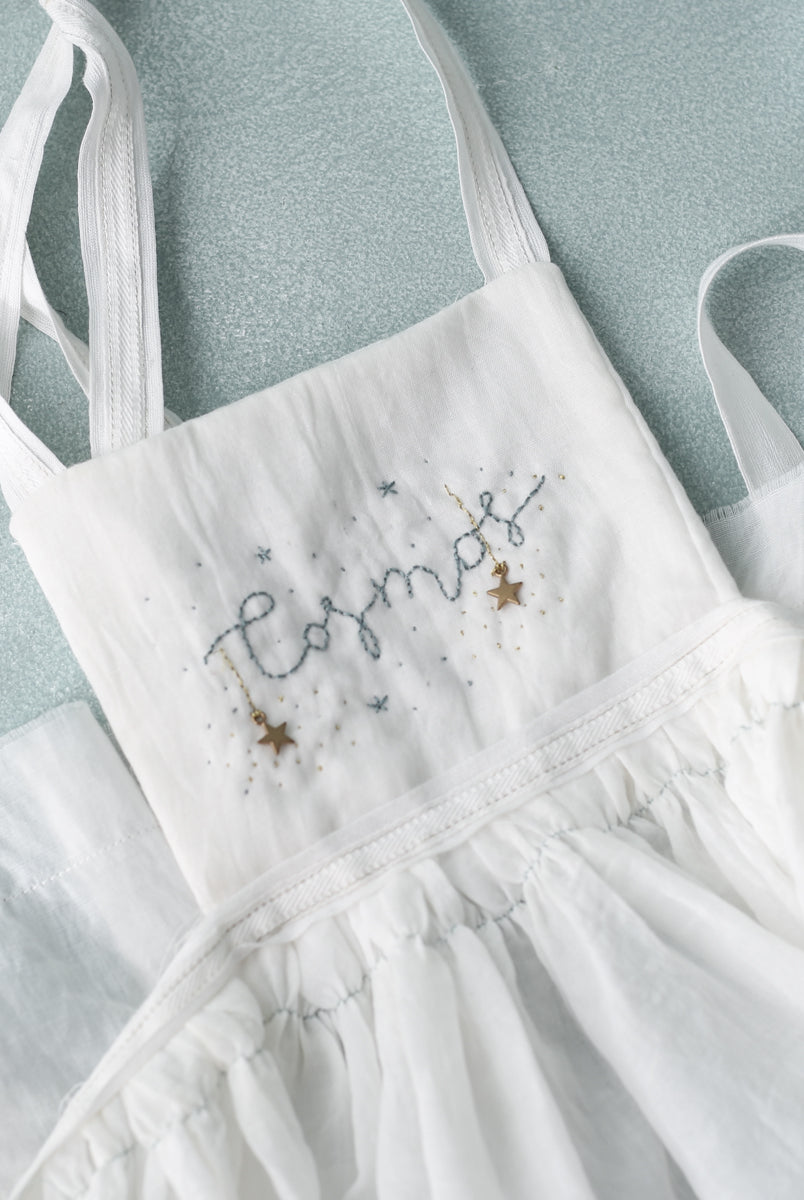 Delantal para traje de arras bordado a mano en blanco de Cosmosophie
