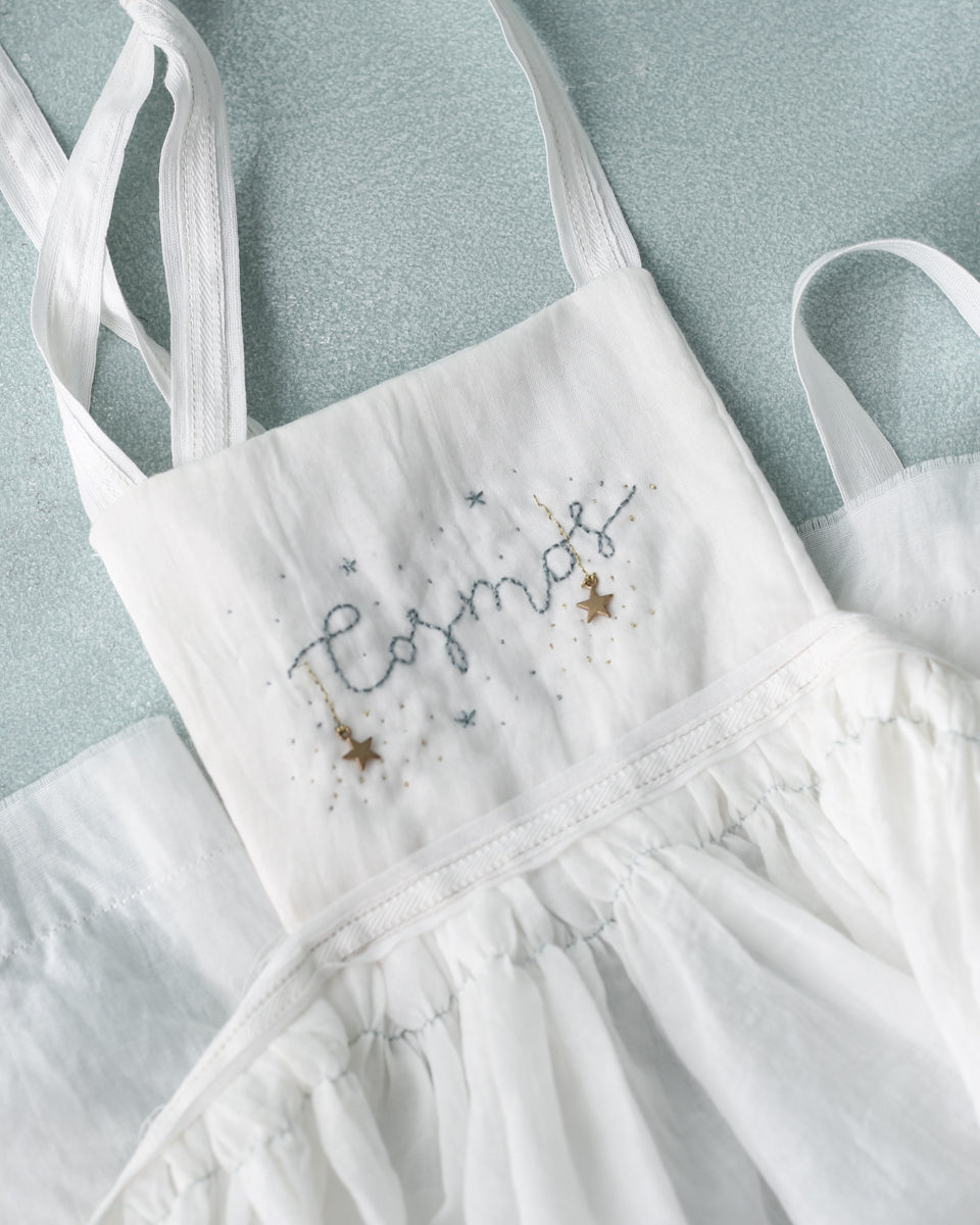 hand embroidered special ocasion dress apron for  wedding guests and flower girl dress. Eco friendly, sustainable fashion. Vestidos de invitada de boda y trajes de arras originales para niñas. Bodas 2018