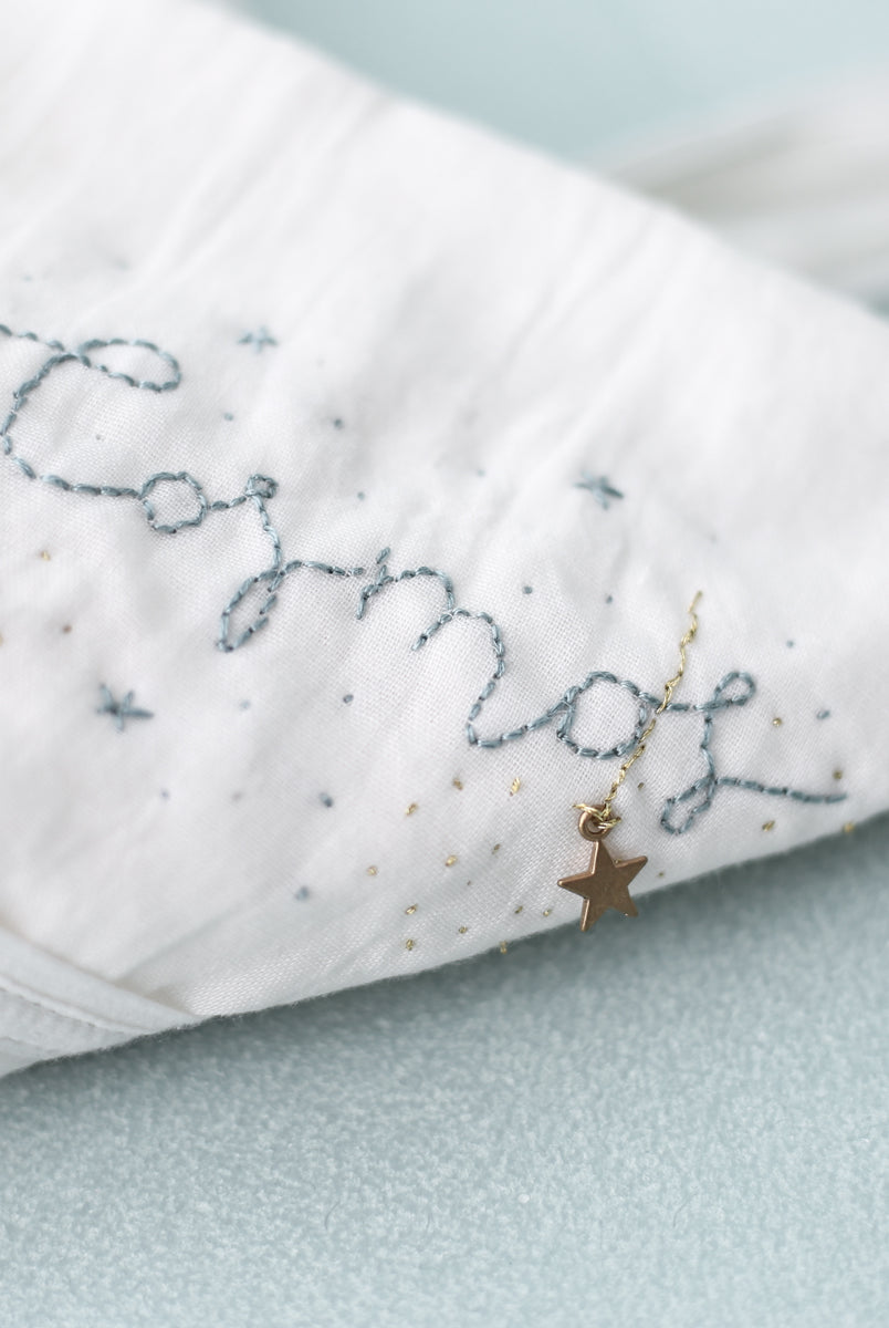 hand embroidered special ocasion dress apron for wedding guests and flower girl dress. Eco friendly, sustainable fasion. Vestidos de invitada de boda y trajes de arras originales para niñas. Bodas 2018