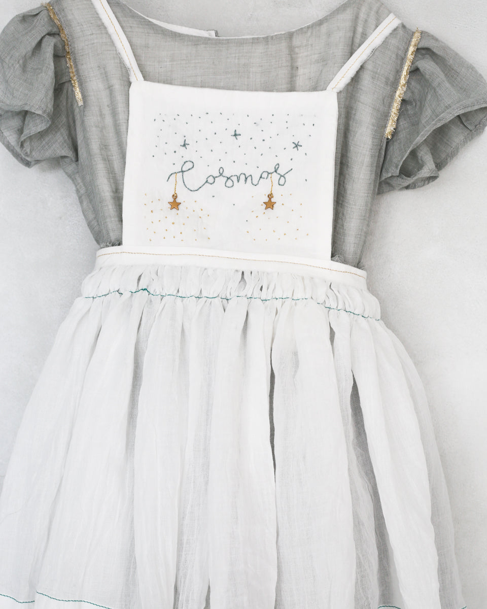 hand embroidered special ocasion dress apron for  wedding guests and flower girl dress. Eco friendly, sustainable fasion. Vestidos de invitada de boda y trajes de arras originales para niñas. Bodas 2018
