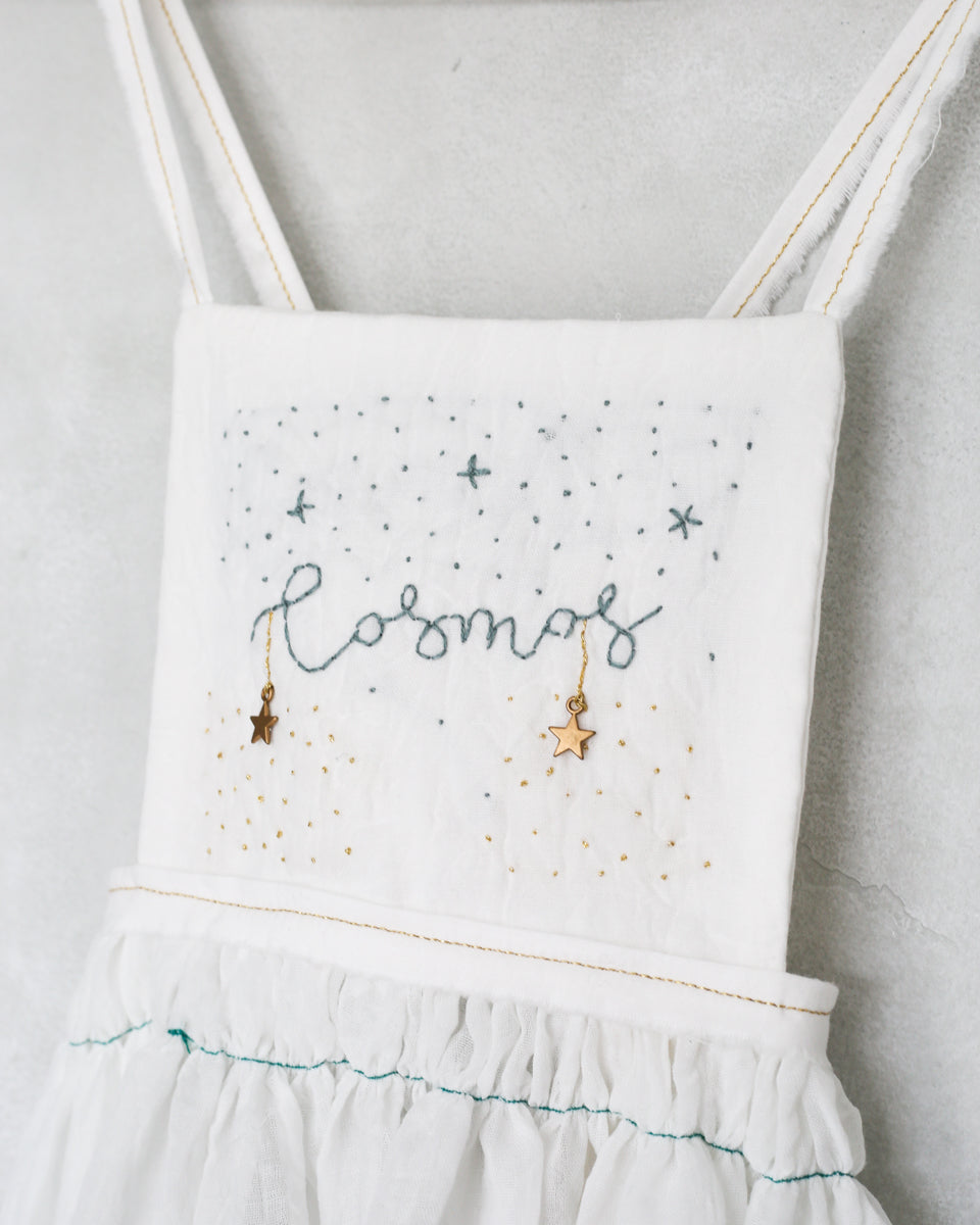 hand embroidered special ocasion dress apron for  wedding guests and flower girl dress. Eco friendly, sustainable fasion. Vestidos de invitada de boda y trajes de arras originales para niñas. Bodas 2018