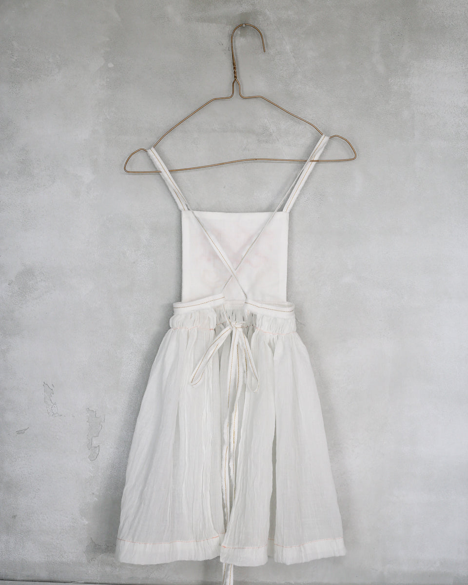 hand embroidered special ocasion dress apron for  wedding guests and flower girl dress. Eco friendly, sustainable fasion. Vestidos de invitada de boda y trajes de arras originales para niñas. Bodas 2018