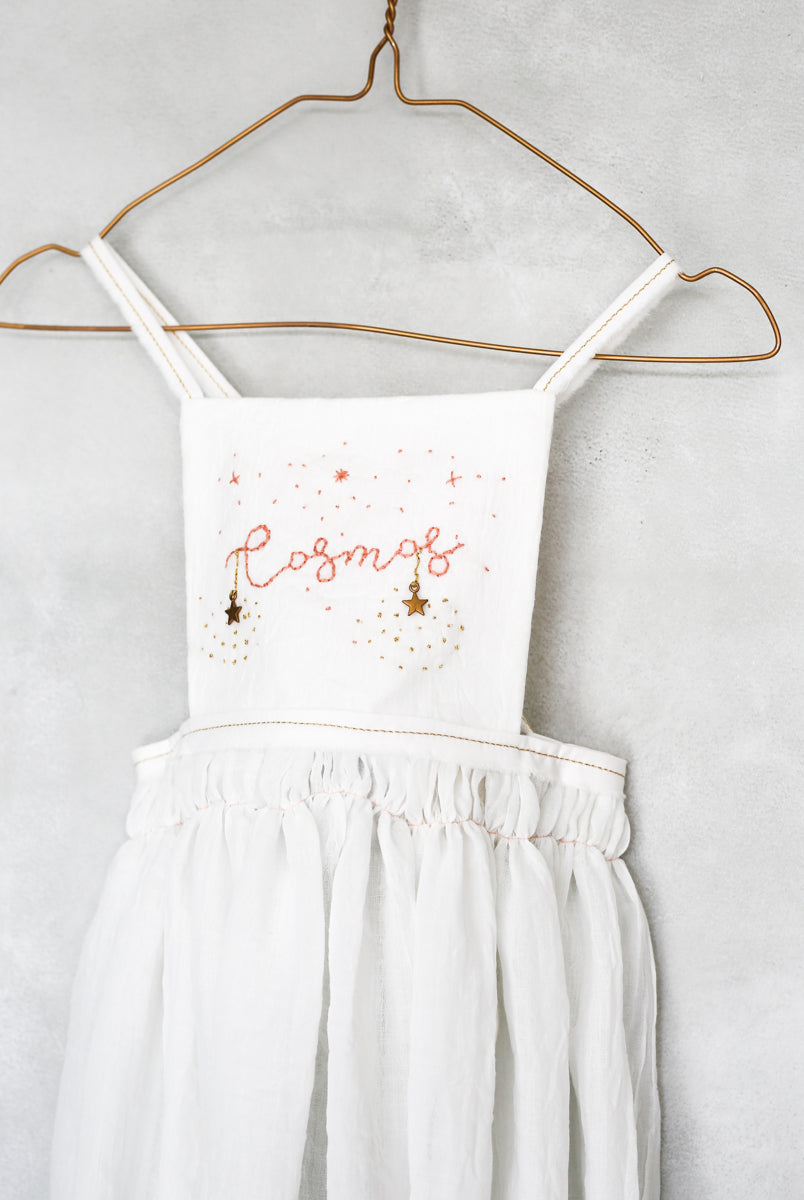 hand embroidered special ocasion dress apron for wedding guests and flower girl dress. Eco friendly, sustainable fasion. Vestidos de invitada de boda y trajes de arras originales para niñas. Bodas 2022
