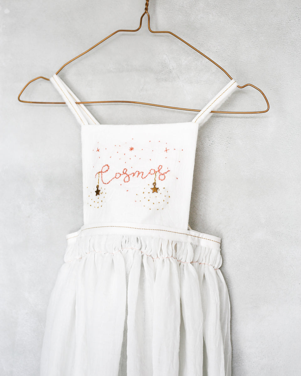 hand embroidered special ocasion dress apron for wedding guests and flower girl dress. Eco friendly, sustainable fasion. Vestidos de invitada de boda y trajes de arras originales para niñas. Bodas 2022