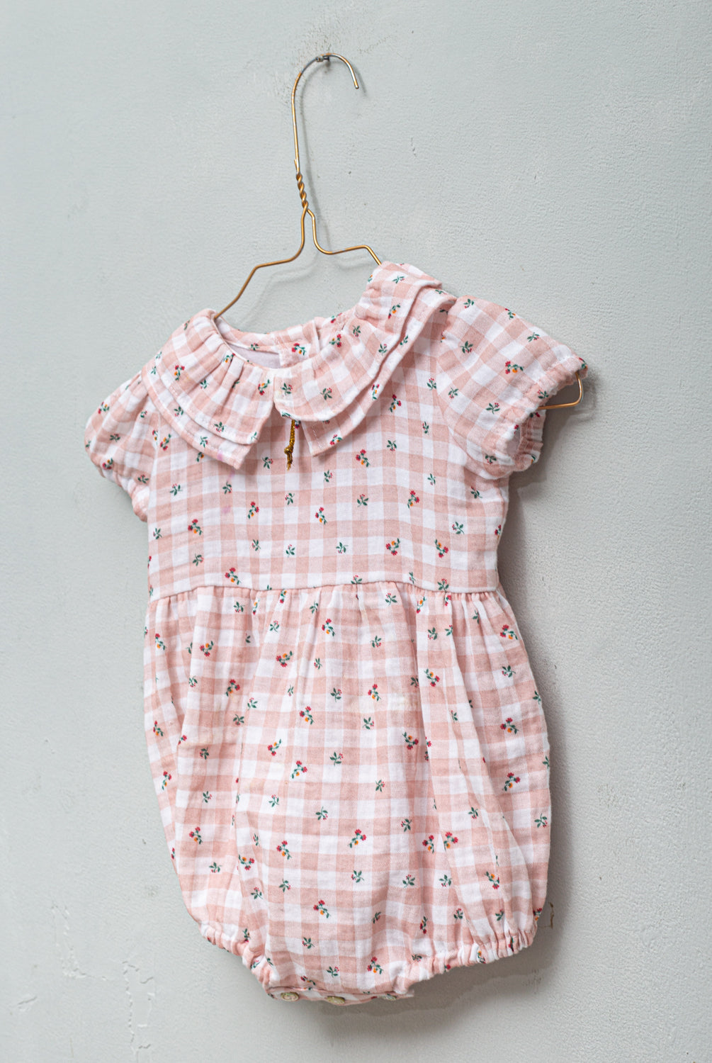 Ranita bebe en vichy y flores con cuello de volantes para bautizo comunion o ceremonia