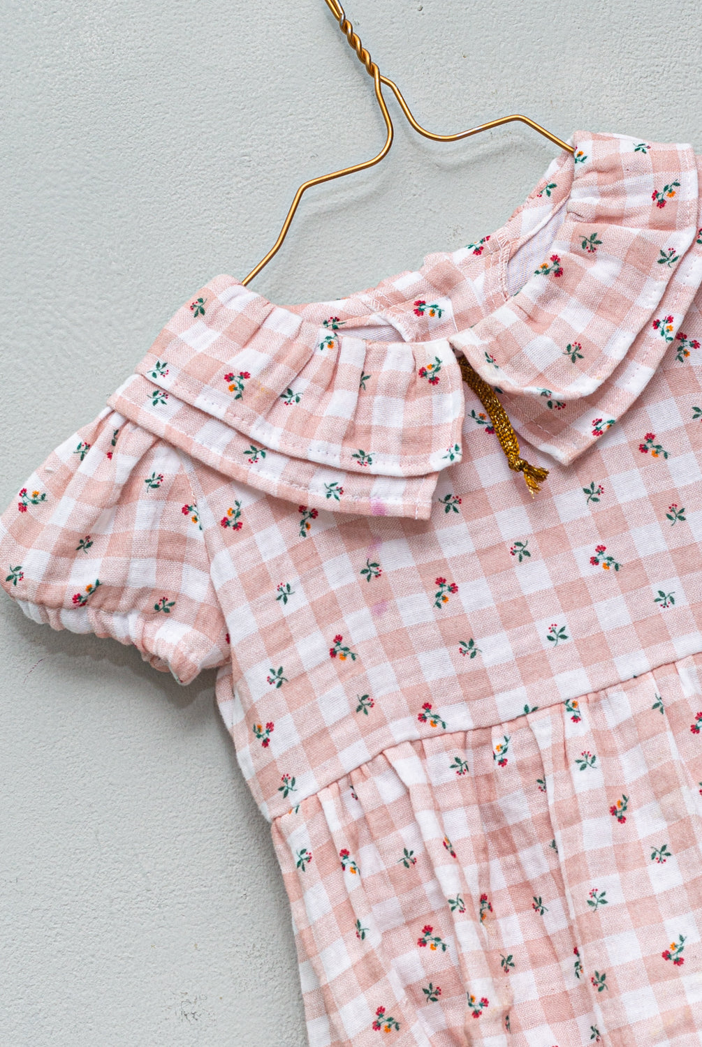 Ranita bebe en vichy y flores con cuello de volantes para bautizo comunion o ceremonia