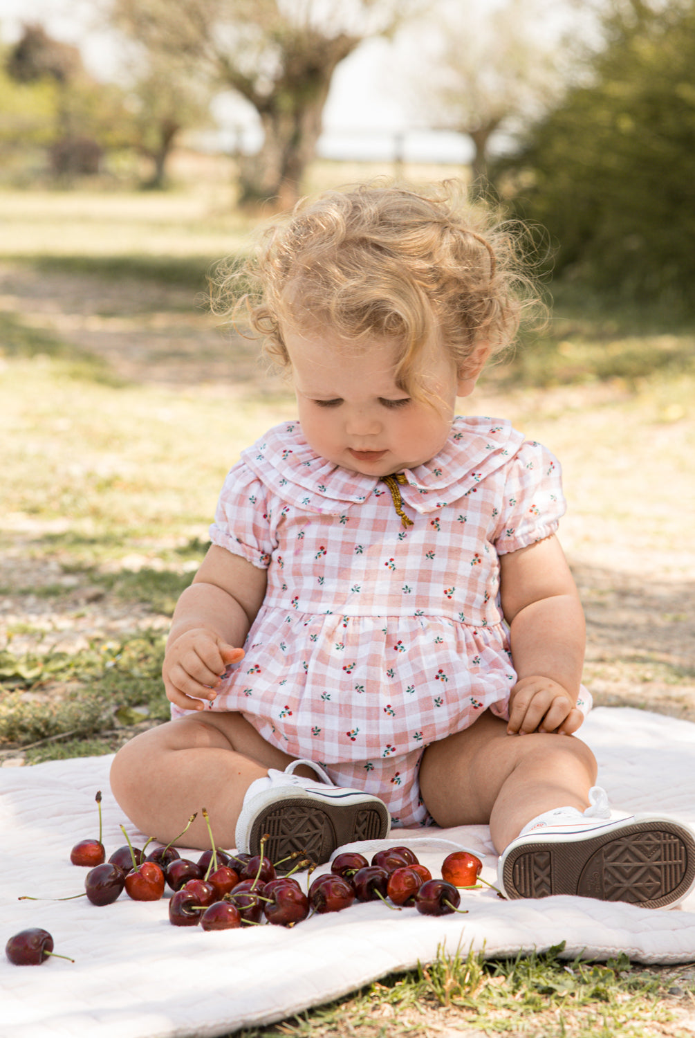 Ranita bebe en vichy y flores con cuello de volantes para bautizo comunion o ceremonia