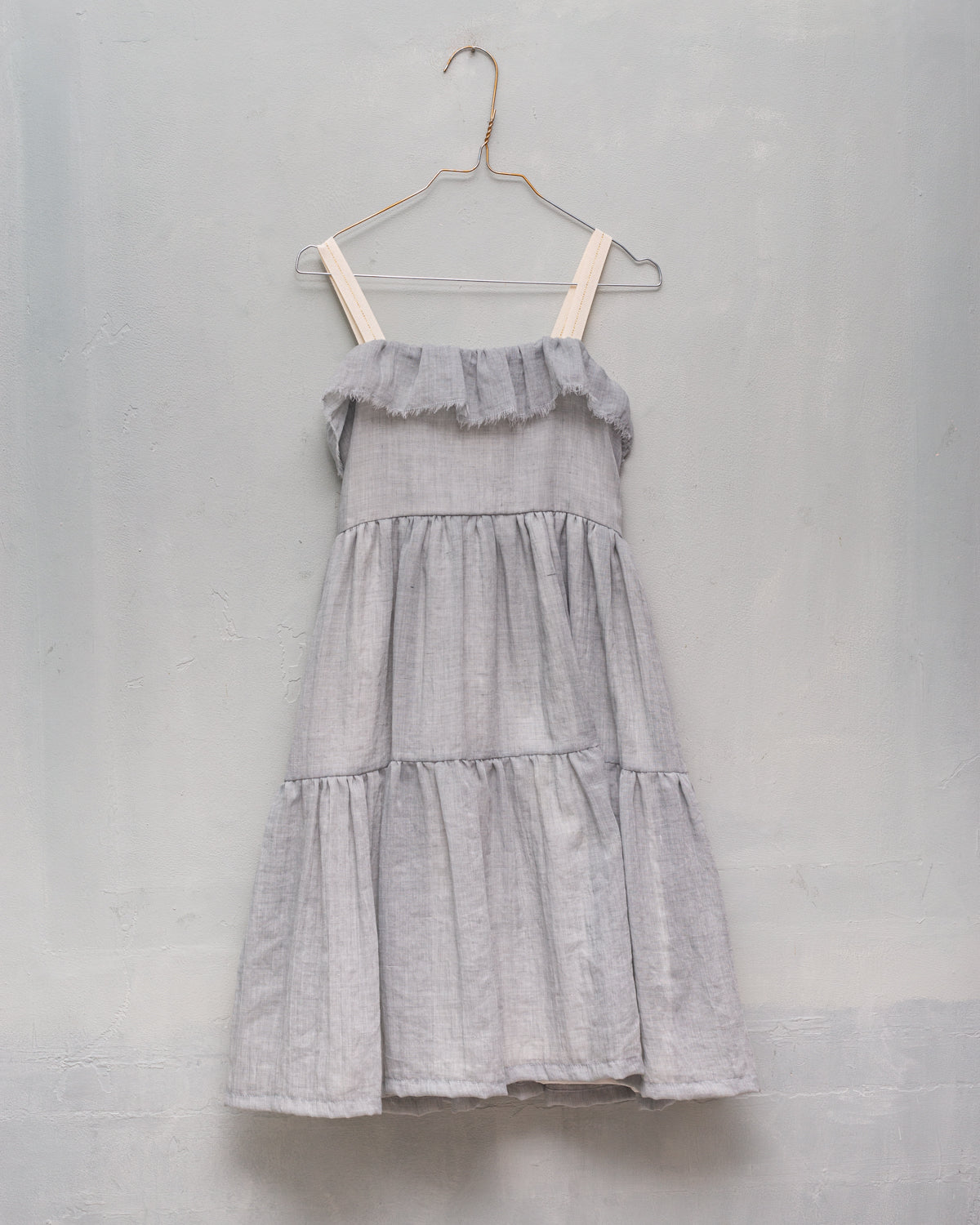 Vestido de tirantes para niña y adolescente en color gris y falda de volantes. Para bodas bauttizos o comunion. Cosmosphie