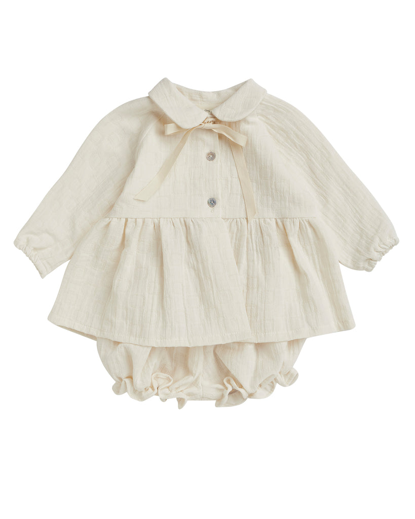 An ideal set for your baby made up open front coat shirt with a baby collar, and a matching baby bloomer. Elastic waist and cuffs for comfort.