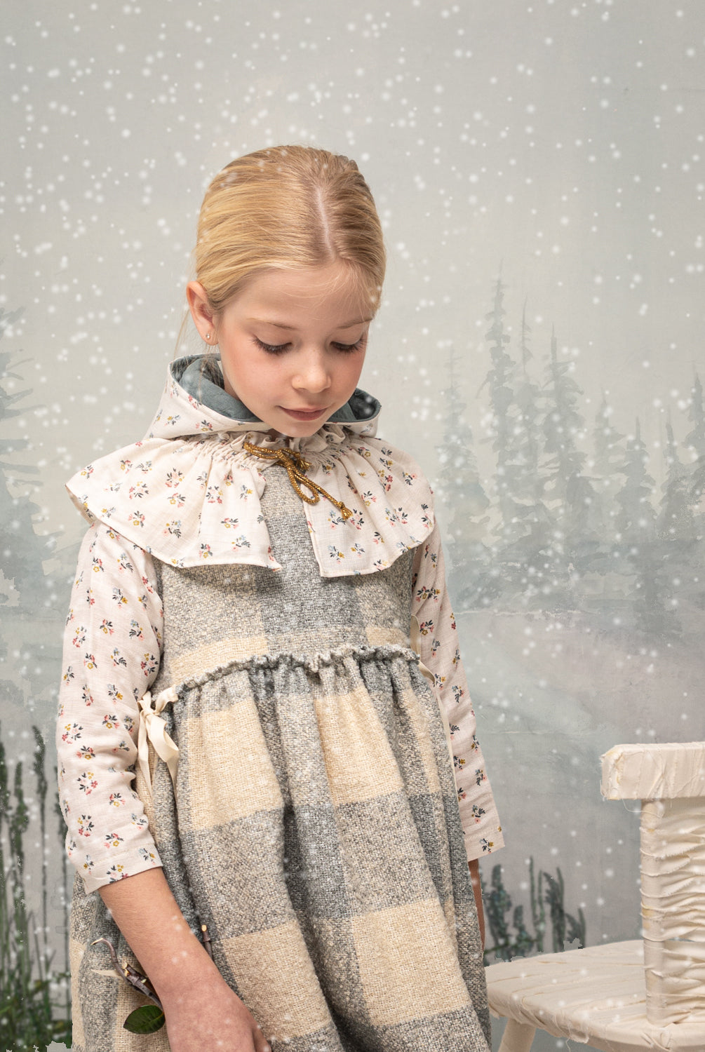 Beautiful pinafore dress in soft oversize gingham fabric in ecru and bluish grey. Perfect to wear with one of our ruffle neck blouses. You will love its bows on the sides.