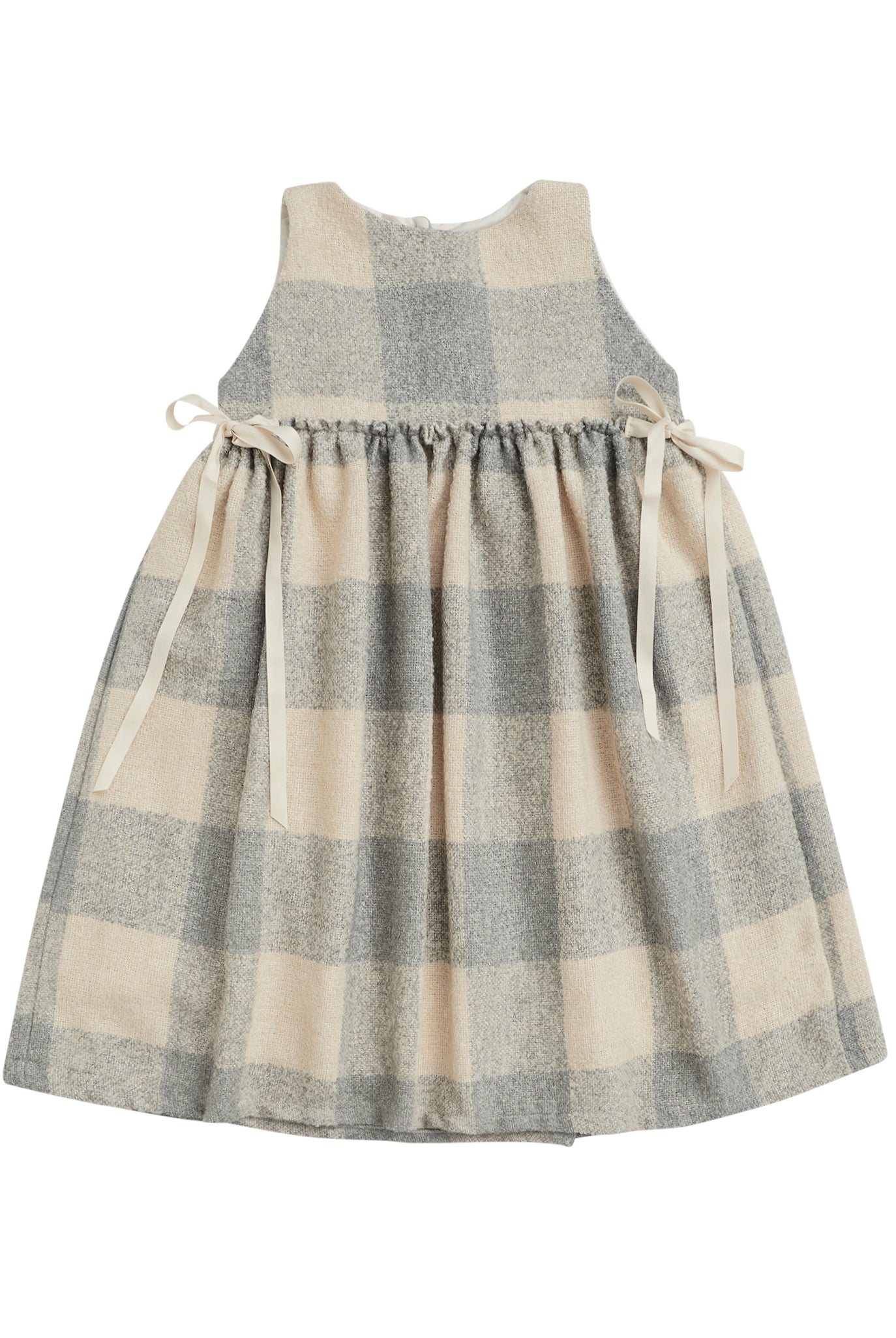 Precioso pichi en suave tejido de vichy oversize en color crudo y gris azulado. Perfecto para llevar con una de nuestras blusas de cuello de volantes. Te encantarán sus lazadas en los lados.