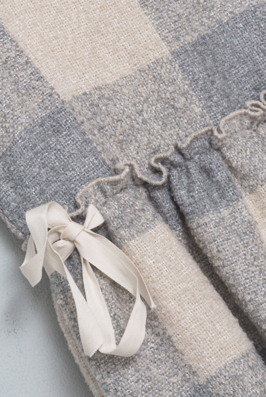 Preciosa ranita pichi en suave tejido de vichy oversize en color crudo y gris azulado. Perfecto para llevar con una de nuestras blusas de cuello de volantes. Te encantarán sus lazadas en los lados.