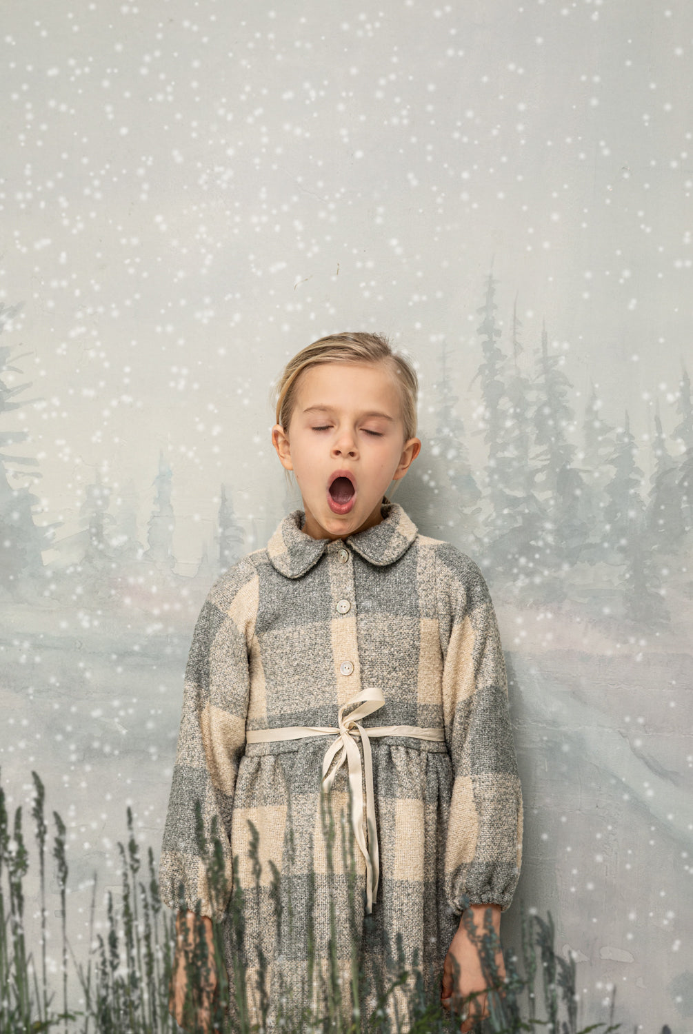 Front button dress with baby collar. You will love its oversize vichy fabric. As a detail, it has an ecru ribbon that is tied at the waist.