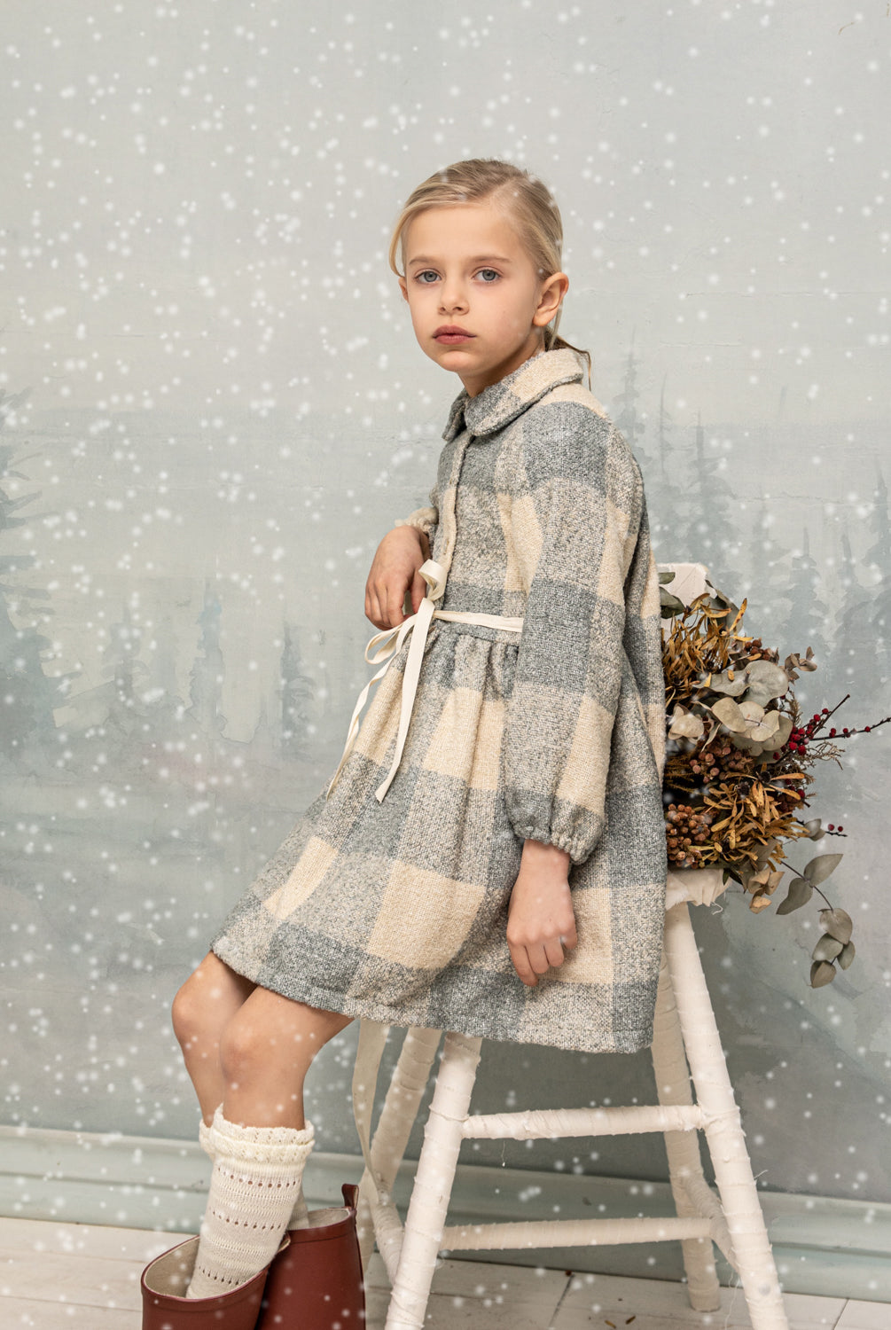 Front button dress with baby collar. You will love its oversize vichy fabric. As a detail, it has an ecru ribbon that is tied at the waist.