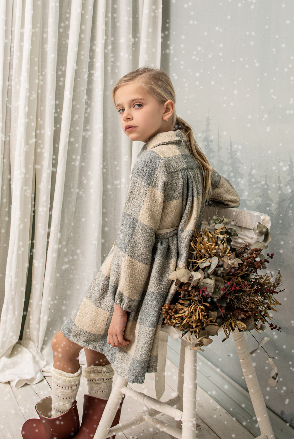 Front button dress with baby collar. You will love its oversize vichy fabric. As a detail, it has an ecru ribbon that is tied at the waist.