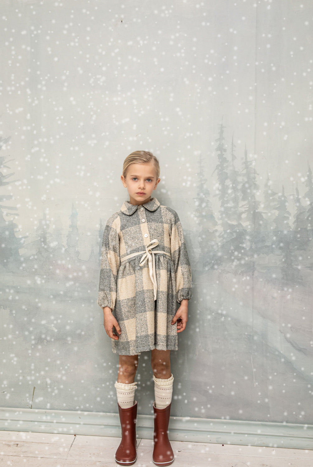 Front button dress with baby collar. You will love its oversize vichy fabric. As a detail, it has an ecru ribbon that is tied at the waist.