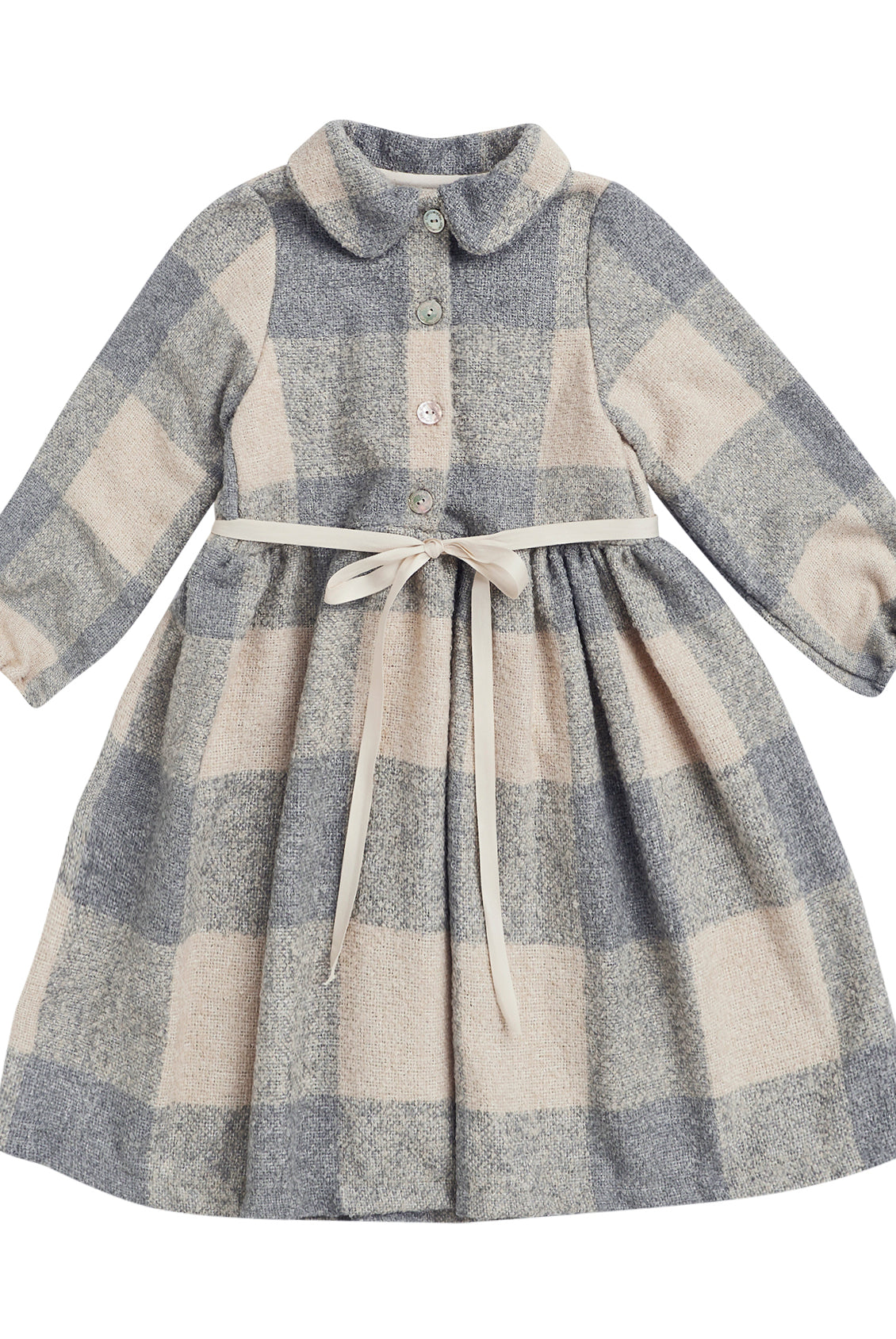 Vestido abierto por delante con botones y cuello bebe. Te encantrá su tejido de vichy oversize. Como detalle, lleva una cinta en crudo que se anuda en la cintura.