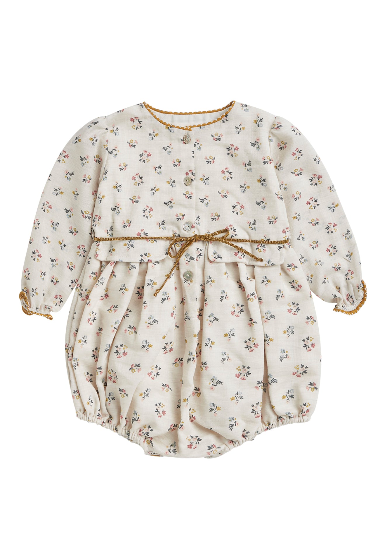 Your baby will look beautiful in this floral print romper in blue, pink and mustard on an ecru background. You'll love the contrasting detail on the neck, its decorative pockets and its tie detail at the waist. Front button closure and between legs. Elasticated cuffs for greater comfort.