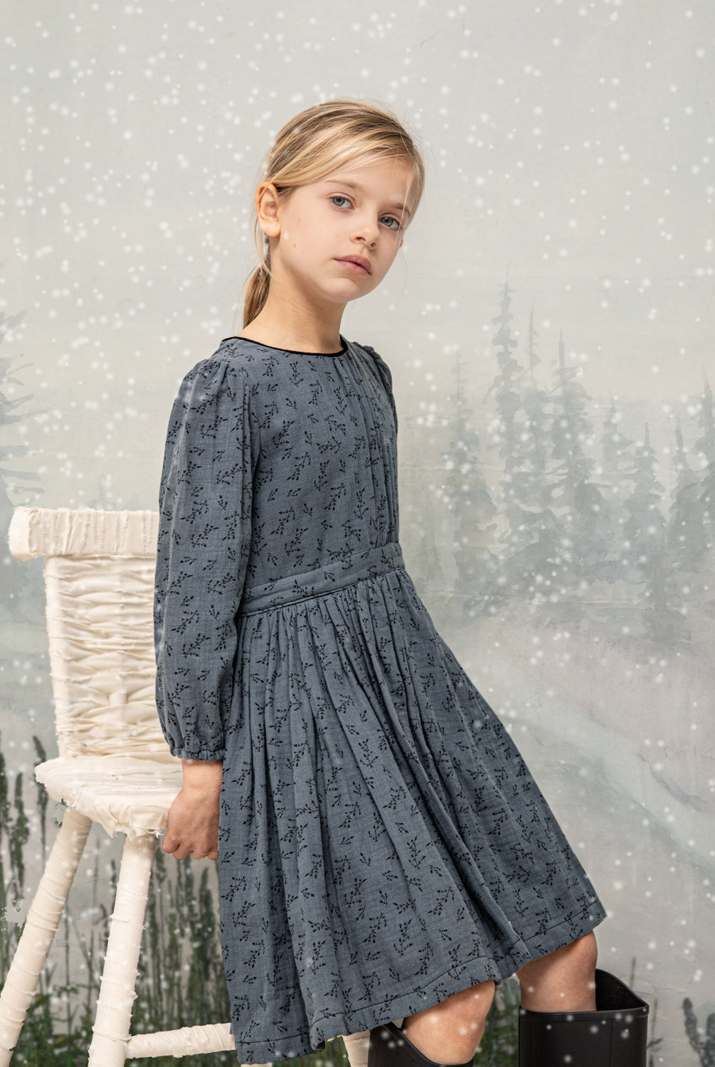 You will love our vintage cut Pandora dress. Contrasting detail on the neck in black. Made in a beautiful double cotton gauze fabric, the print is of small flowers in black on a dark blue background.
