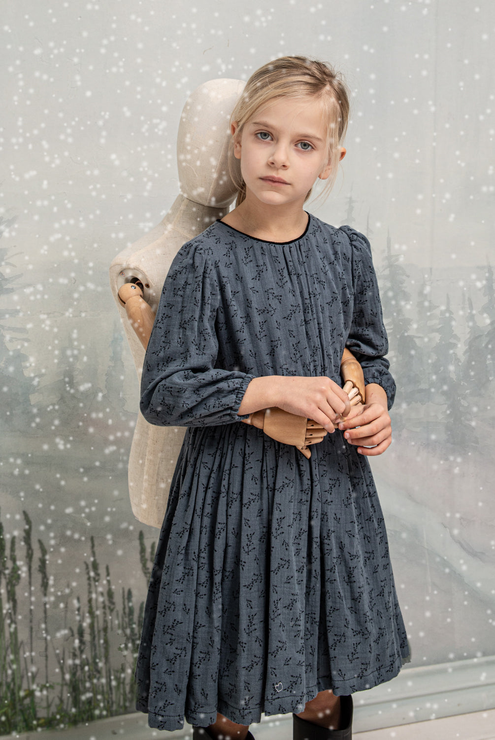 You will love our vintage cut Pandora dress. Contrasting detail on the neck in black. Made in a beautiful double cotton gauze fabric, the print is of small flowers in black on a dark blue background.