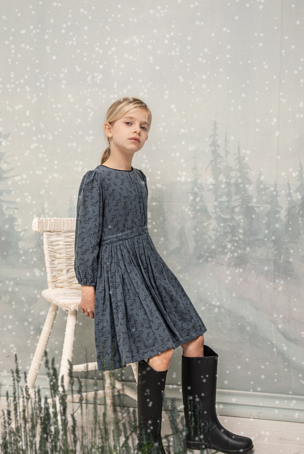 Te encantará nuestro vestido Pandora de corte vintage. Detalle en el cuello a contraste en color negro. Realizado en una preciosa tela de doble gasa algodón el estampado es de florecitas en en negro sobre fondo azul oscuro.