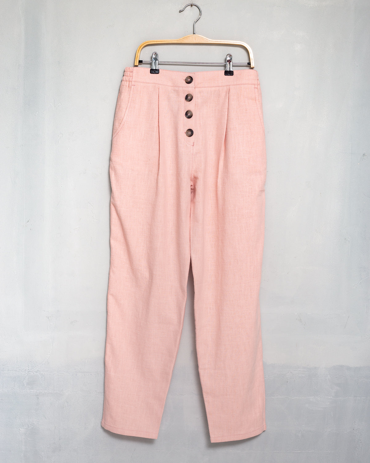 Pantalo mujer de lino rosa corte slim chino con botones vistos. Modelo Popa