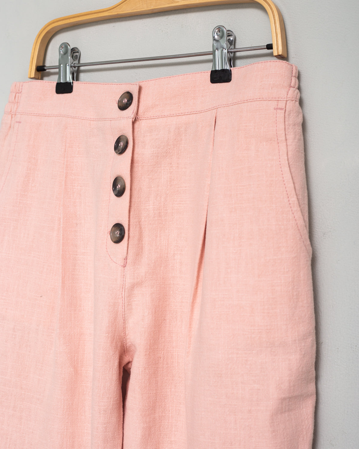 Pantalo mujer de lino rosa corte slim chino con botones vistos. Modelo Popa
