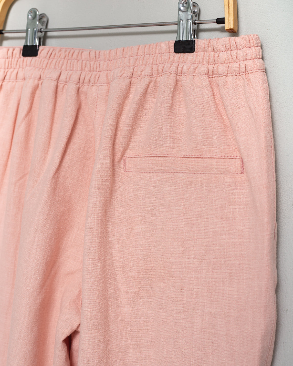Pantalo mujer de lino rosa corte slim chino con botones vistos. Modelo Popa