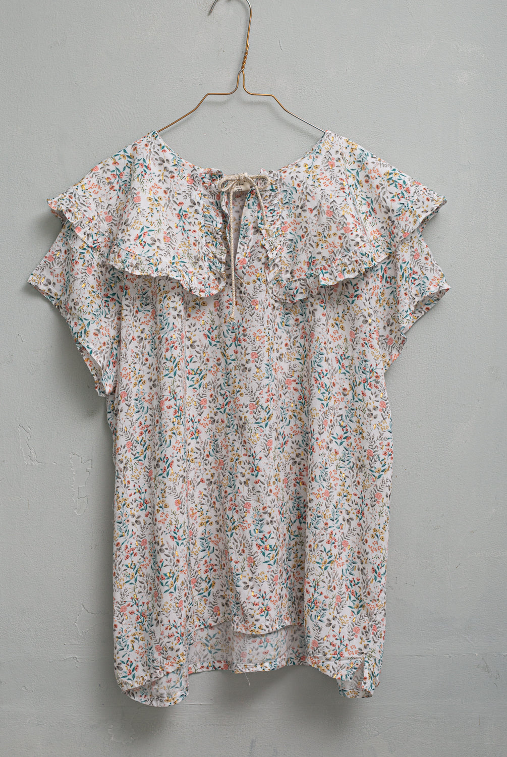 Blusa mujer flores en viscosa con toques de oro
