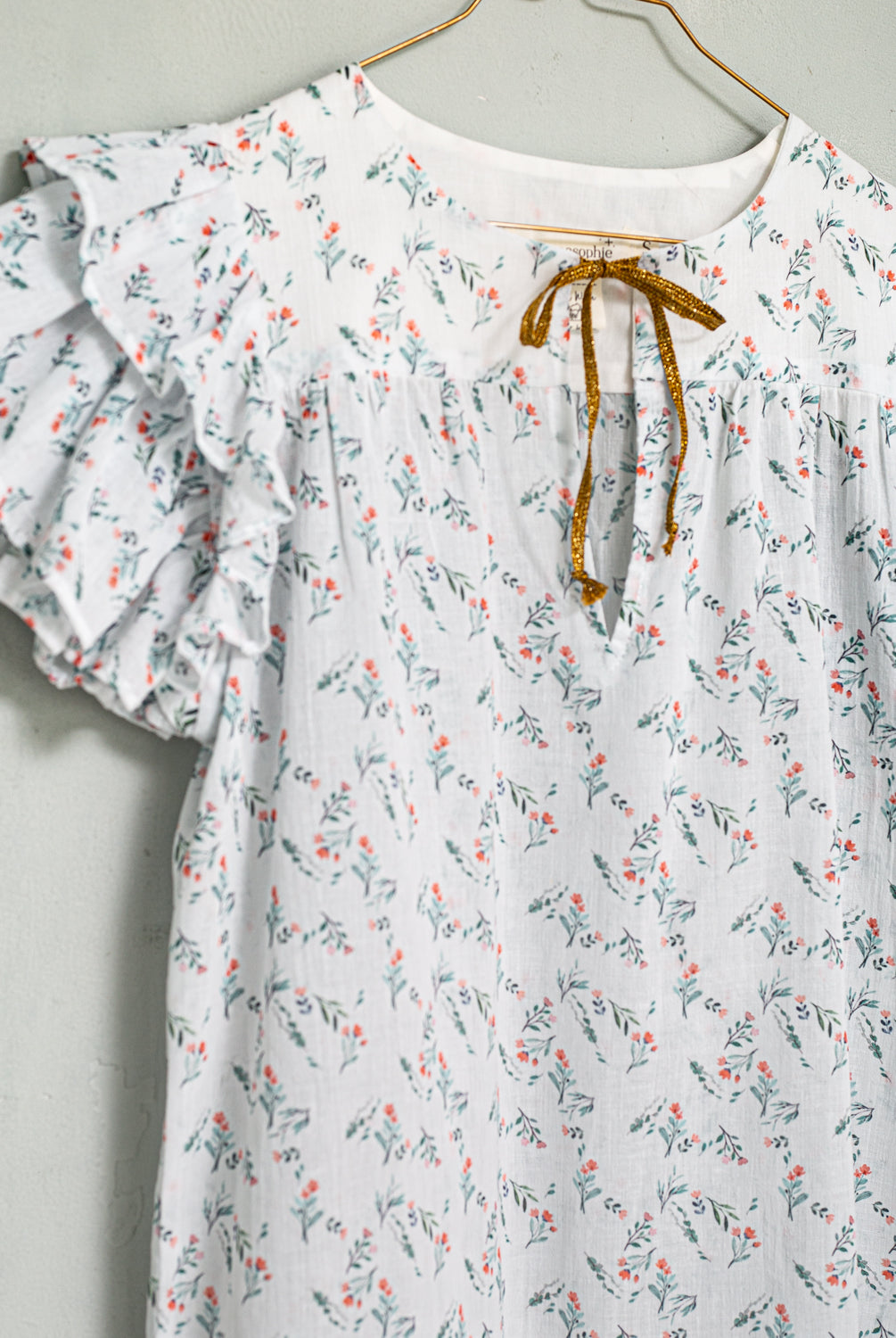 Blusa de flores romantica con volantes en las mangas para ir arreglada
