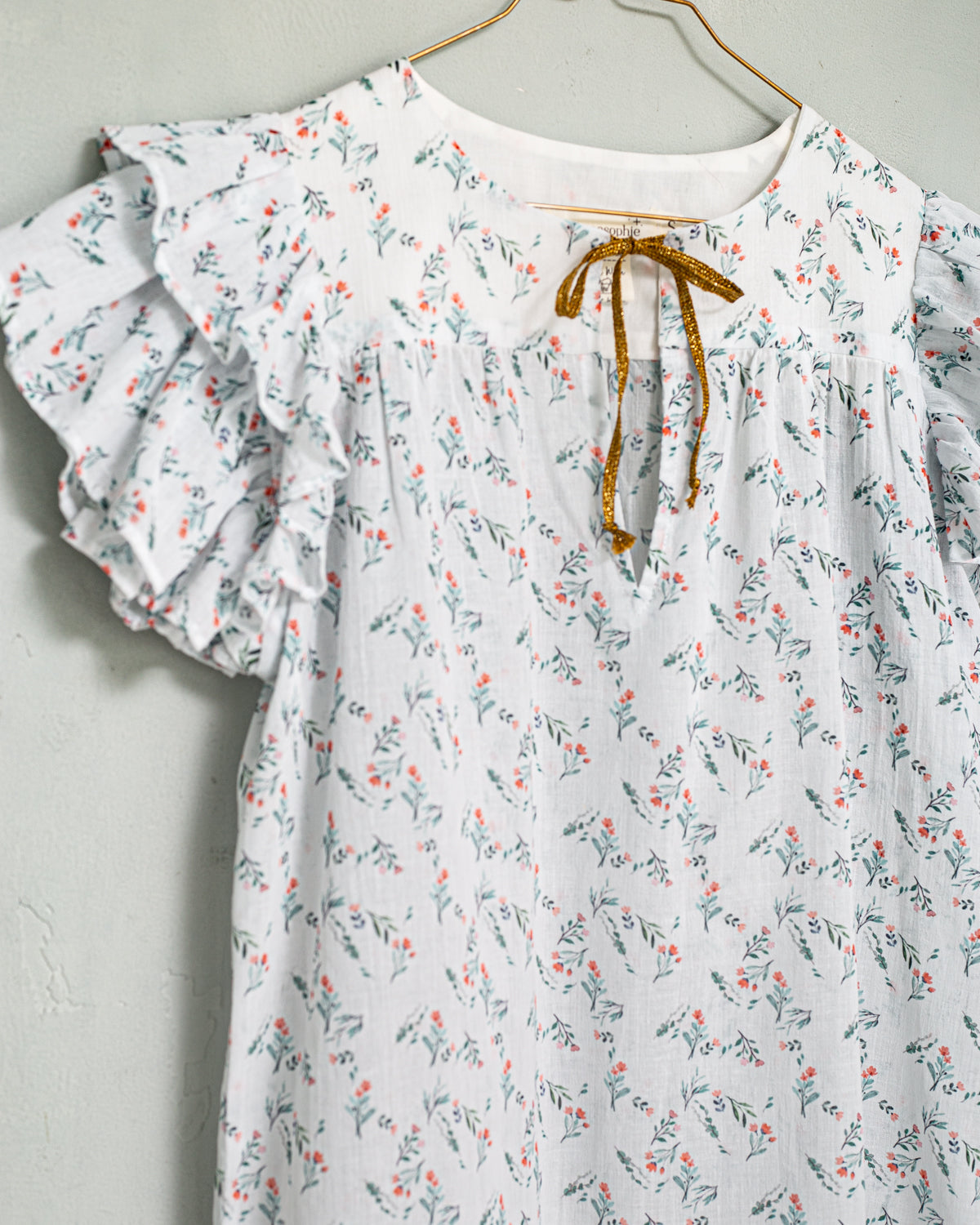 Blusa de flores romantica con volantes en las mangas para ir arreglada