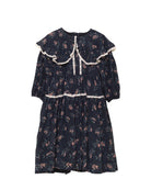 Vestido infantil romántico de voile de algodón azul noche con estampado floral y detalles de encaje Valencienne. Un diseño especial y atemporal.