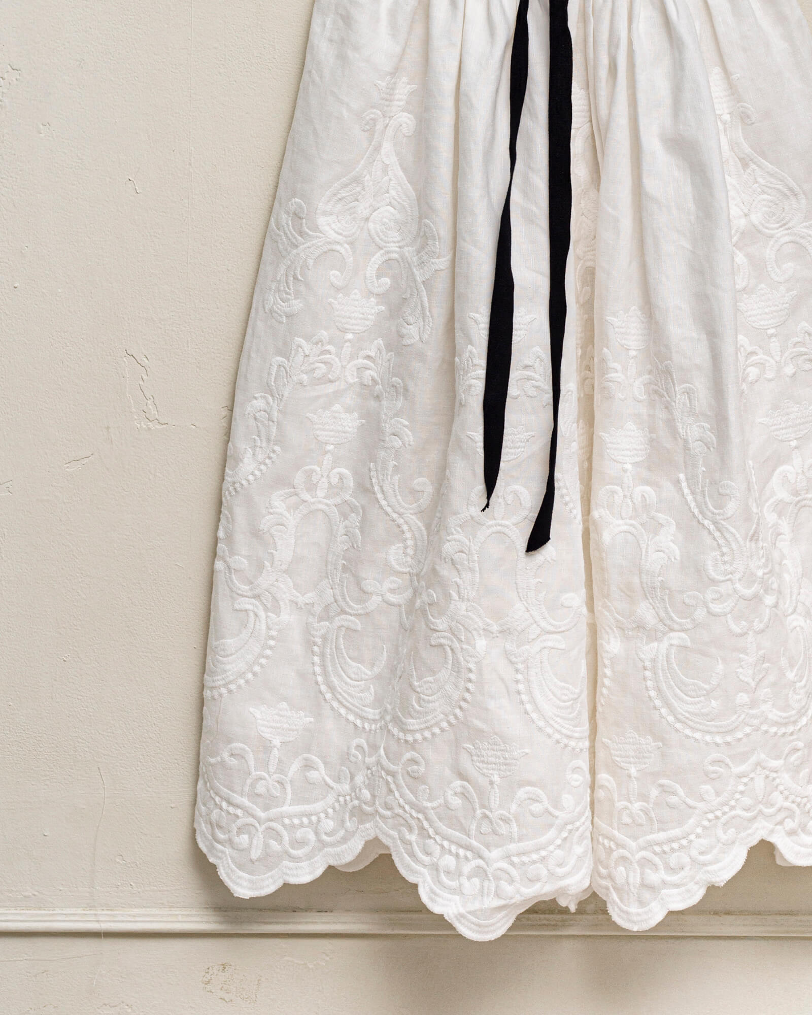 Conjunto en lino blanco bordado para adolescente invitada a boda o primera comunion Cosmosophie.