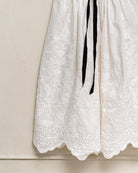 Conjunto en lino blanco bordado para adolescente invitada a boda o primera comunion Cosmosophie.