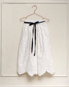 Conjunto en lino blanco bordado para adolescente invitada a boda o primera comunion Cosmosophie.