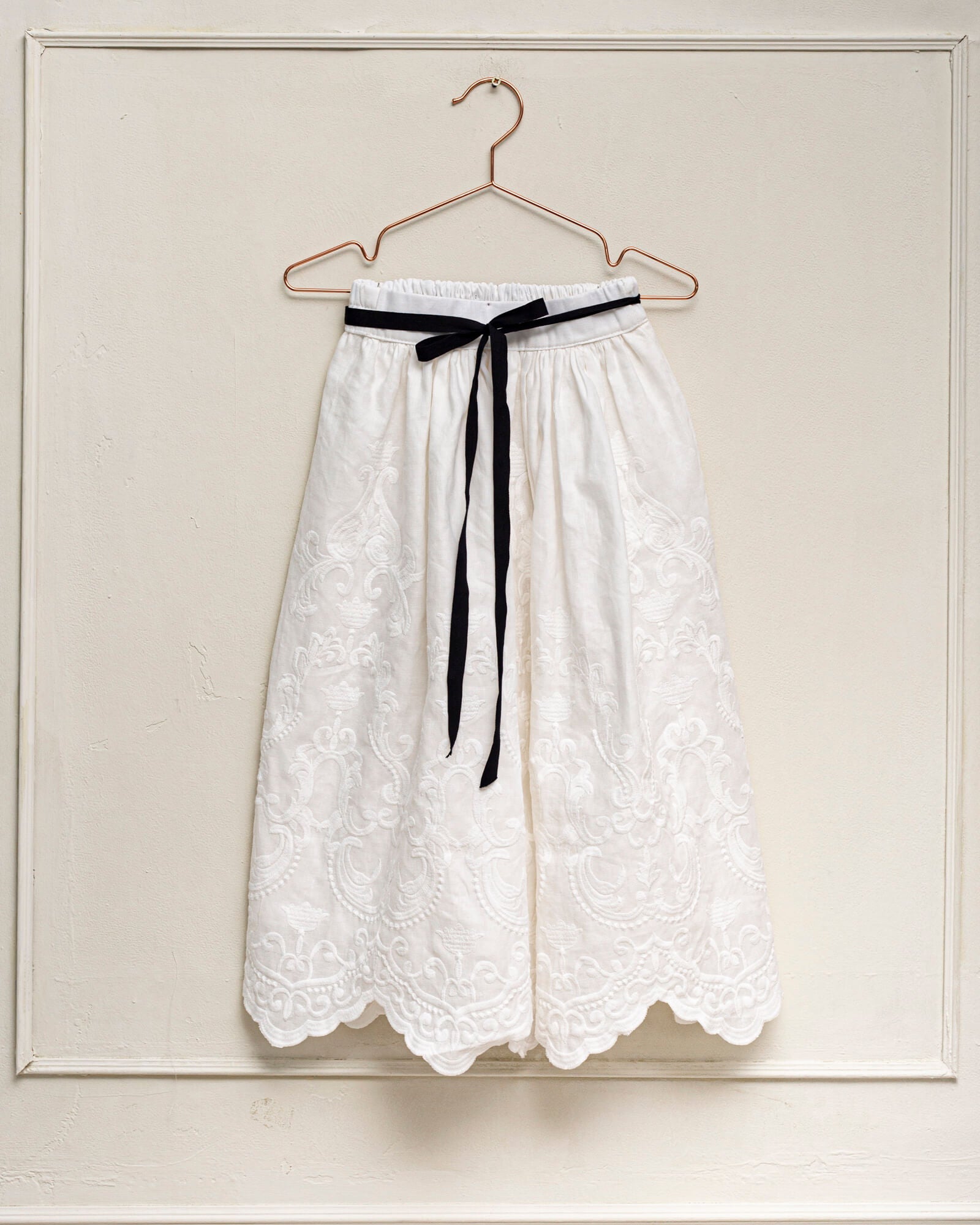 Conjunto en lino blanco bordado para adolescente invitada a boda o primera comunion Cosmosophie.