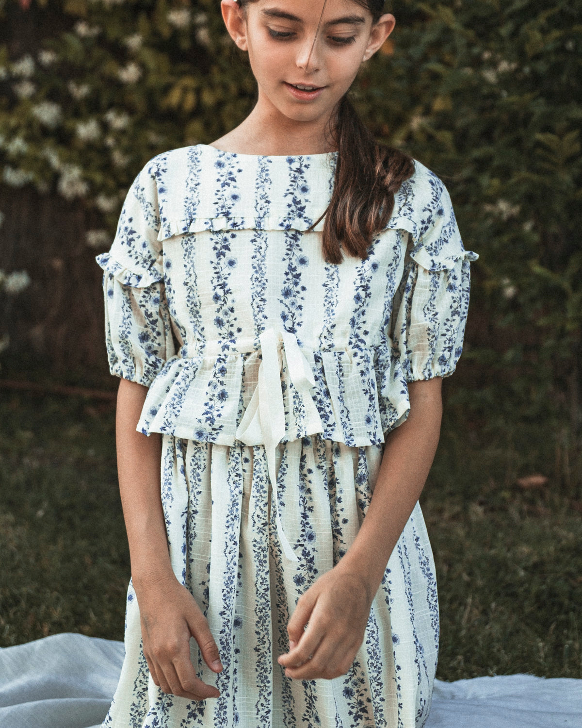 Conjunto para niña teen adolescente de blusa y falda, invitada a boda o primera comunion de flores azules Cosmosophie.