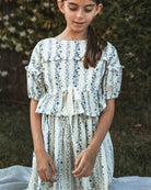 Conjunto para niña teen adolescente de blusa y falda, invitada a boda o primera comunion de flores azules Cosmosophie.