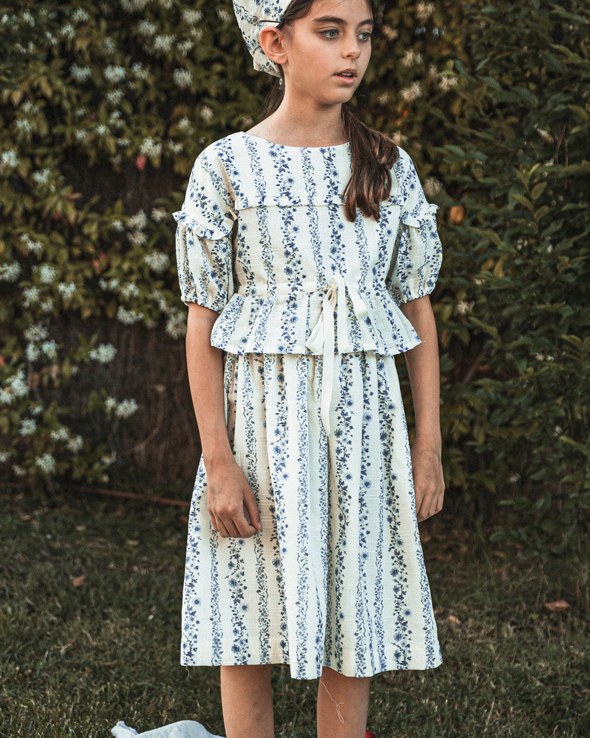 Conjunto para niña teen adolescente de blusa y falda, invitada a boda o primera comunion de flores azules Cosmosophie.