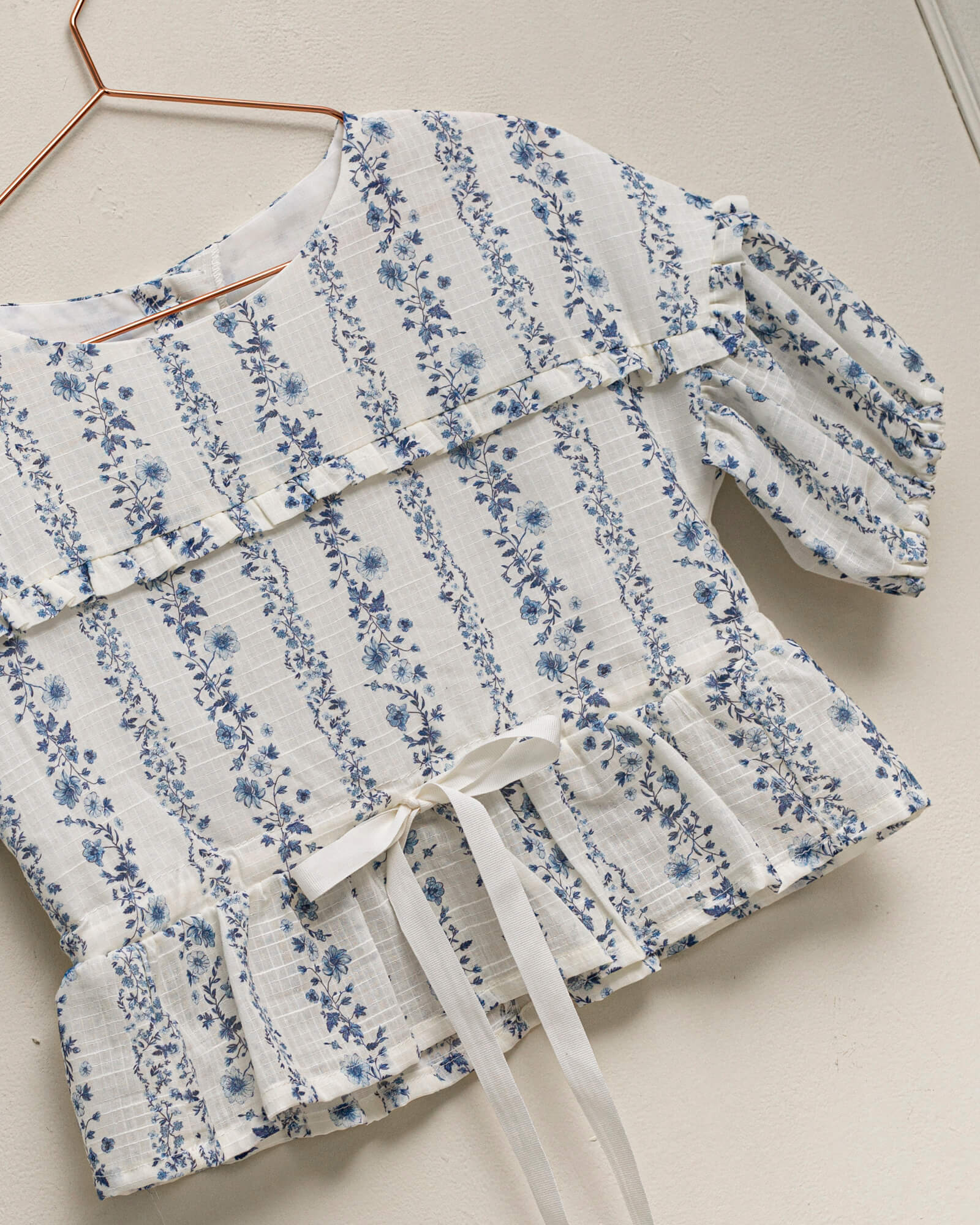 Conjunto para niña teen adolescente de blusa y falda, invitada a boda o primera comunion de flores azules Cosmosophie.