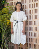 Conjunto en lino blanco bordado para adolescente invitada a boda o primera comunion Cosmosophie.