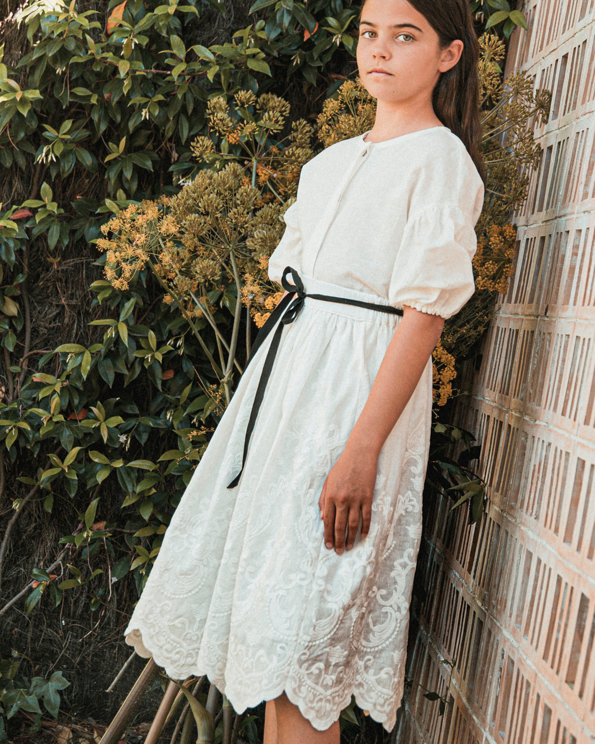 Conjunto en lino blanco bordado para adolescente invitada a boda o primera comunion Cosmosophie.