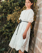 Conjunto en lino blanco bordado para adolescente invitada a boda o primera comunion Cosmosophie.