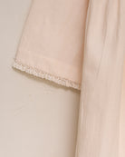 Blusa elegante para niña de algodón con cuello Peter Pan, doble botonadura y delicados detalles de encaje. Diseño atemporal de Cosmosophie para looks especiales…
